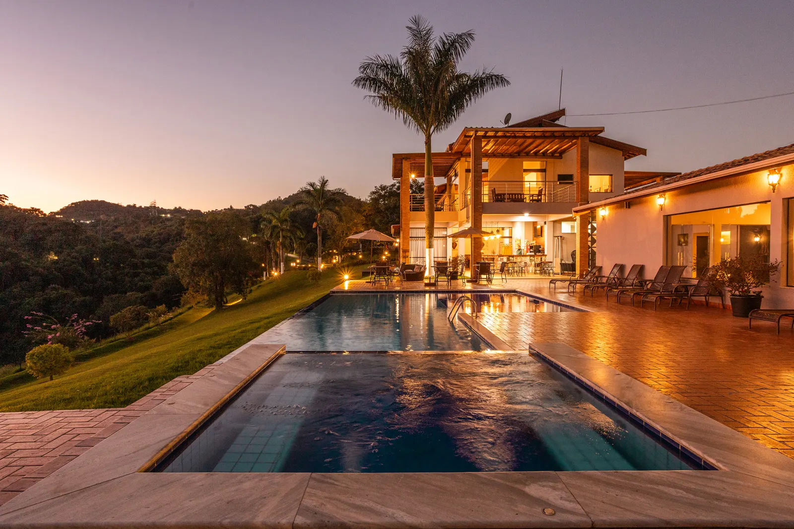 Piscina ao anoitecer